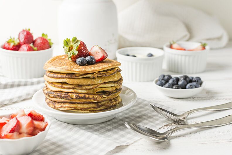 မှန်ကန်စွာစားပါ၊ မနက်စာအတွက် oatmeal-apple pancakes ကို ချက်ပြုတ်နိုင်ပါတယ်။