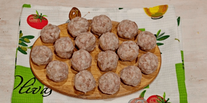 inducy ပြုတ်ထားသော meatballs