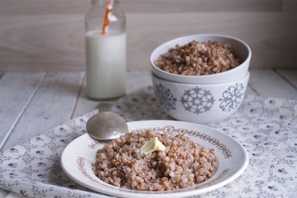 ထောပတ်နှင့်အတူ buckwheat ဂျုံယာဂု